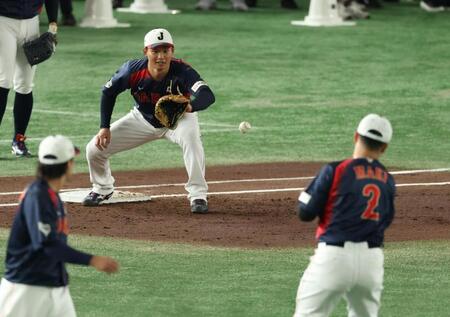 　シートノックで牧のボールを受ける森下（撮影・金田祐二）