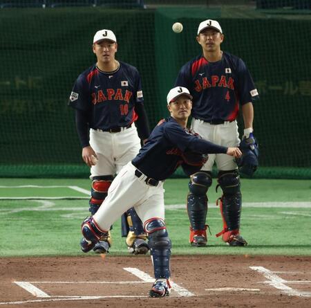 　シートノックで送球する坂本（撮影・金田祐二）