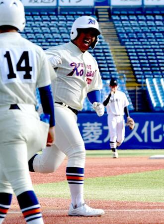 　２回、石原悠資郎は右中間に本塁打を放ち、笑顔を見せる（撮影・佐藤厚）