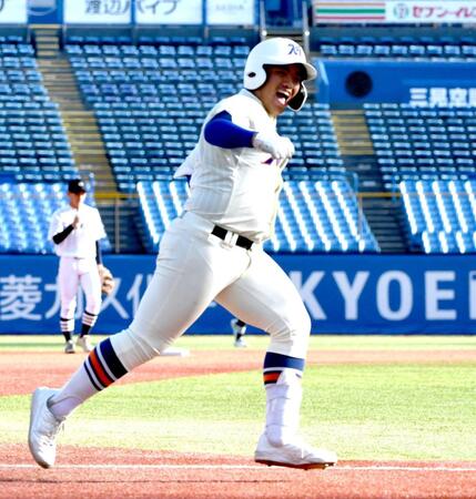 　２回、石原悠資郎は右中間に本塁打を放ち、笑顔を見せる（撮影・佐藤厚）