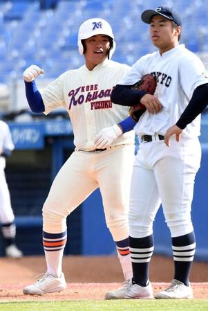 　５回、石原悠資郎は左前適時打を放ち、ガッツポーズする（撮影・佐藤厚）