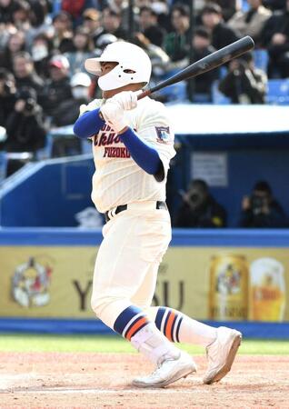 　５回、石原悠資郎は左前適時打を放つ（撮影・佐藤厚）