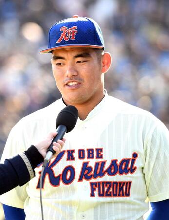 　ヒーローインタビューを受ける神戸国際大付・石原悠資郎（撮影・佐藤厚）