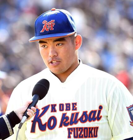 　ヒーローインタビューを受ける神戸国際大付・石原悠資郎（撮影・佐藤厚）