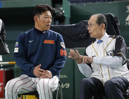 　球心会のイベントで王貞治氏（右）と話す侍ジャパン・井端弘和監督（撮影・西岡正）