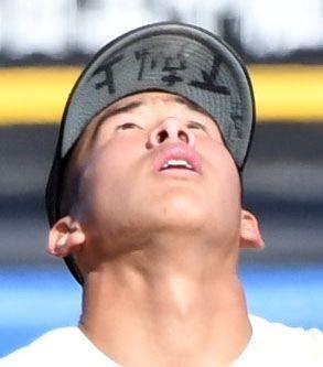 　花巻東打線を相手に力投する崇徳・徳丸凜空（撮影・佐藤厚）