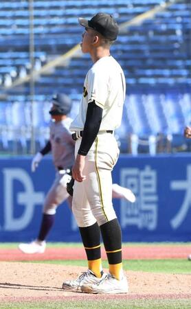 　６回、崇徳・徳丸凜空は古城大翔に先制ソロを打たれる（撮影・佐藤厚）