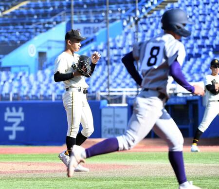 　８回、崇徳・徳丸凜空（左）は赤間に押し出し四球を与える（撮影・佐藤厚）