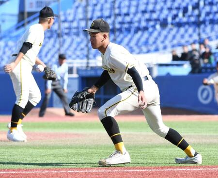 　８回、菊池の送りバントを崇徳・徳丸凜空がファンブルし失策、無死満塁とする（撮影・佐藤厚）