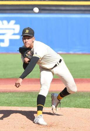 花巻東打線を相手に力投する崇徳・徳丸凜空＝神宮（撮影・佐藤厚）