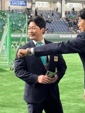 阪神にも在籍した呉昇桓氏がビシッとスーツ姿　日韓戦の会場で柔らかい笑み浮かべる　少しふっくら？