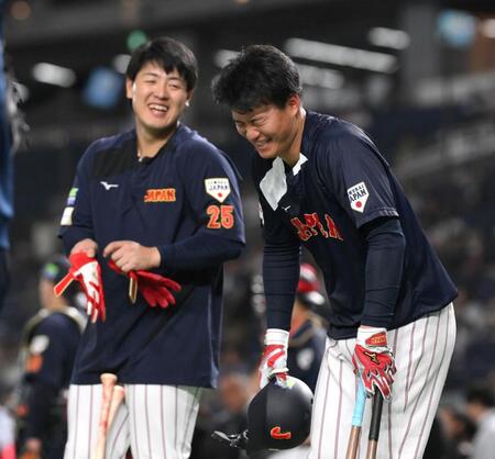 阪神・森下翔太と巨人・岡本和真が試合前にとびきりの笑顔　リラックスムード漂う