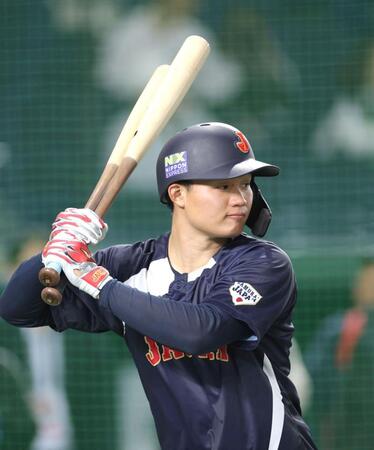 　バットを２本構え、打席を待つ森下（撮影・西岡正）