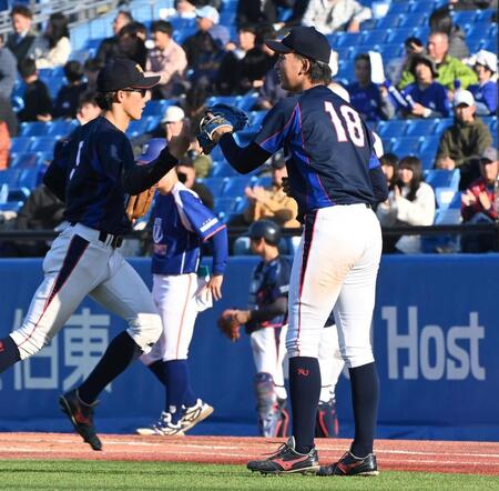 　４回、満塁のピンチを切り抜けナインを迎える神奈川大・松平快惺（撮影・持木克友）