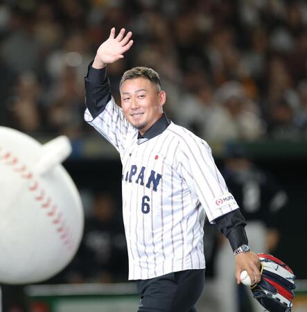 　始球式を終え、スタンドに手を振る中田翔氏（撮影・西岡正）