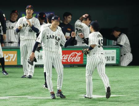 　２回を終え、ナインと笑顔の曽谷（撮影・金田祐二）