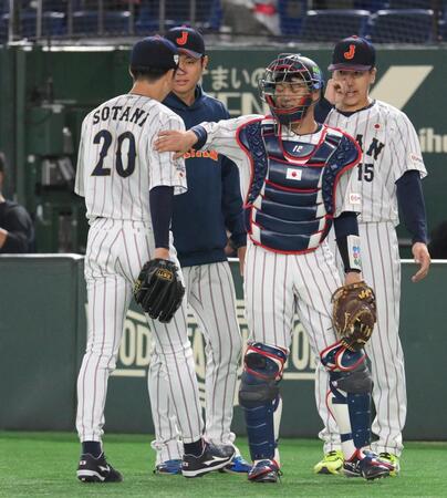 　２回、曽谷（左）を迎える坂本（撮影・伊藤笙子）