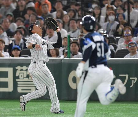 　５回、松本に直撃した文賢彬の打球を捕球する一塁手の佐々木（撮影・伊藤笙子）