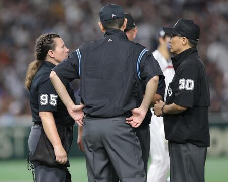 　５回、判定について話し合う審判団（撮影・西岡正）