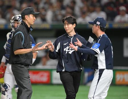 【写真】野村勇が韓国内野陣に囲まれ困惑？打球が天井直撃で二塁打判定→抗議で判定覆った