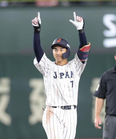 　４回、２点二塁打を放ち、ベンチへ向かって両手を上げる西川（撮影・西岡正）