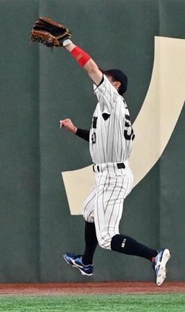 　８回表、宋成文の中飛を好捕する五十幡