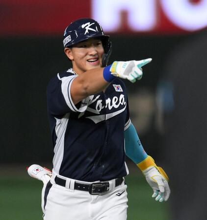 　４回、先制２ランを放ち、ベンチを指さす安賢民（撮影・伊藤笙子）