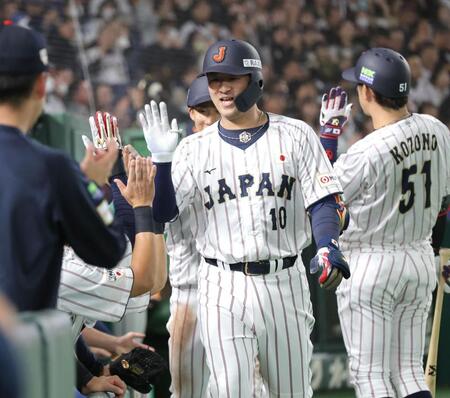 　５回、３ランを放ち、ナインとタッチを交わす岸田（撮影・西岡正）