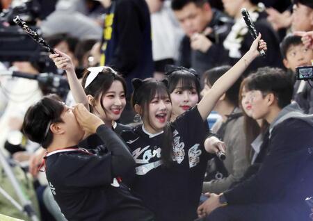 　声援を送る韓国チア