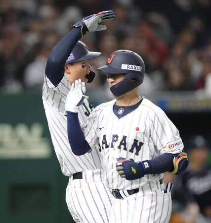 　５回、３ランを放ち、森下とタッチを交わす岸田（撮影・西岡正）