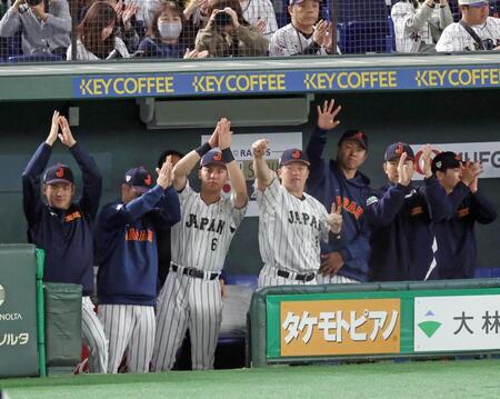 　８回、若月が適時打を放ち喜ぶナイン