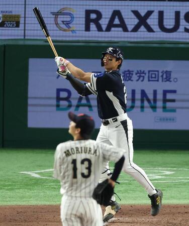 　４回、右越えソロを放つ宋成文（撮影・金田祐二）