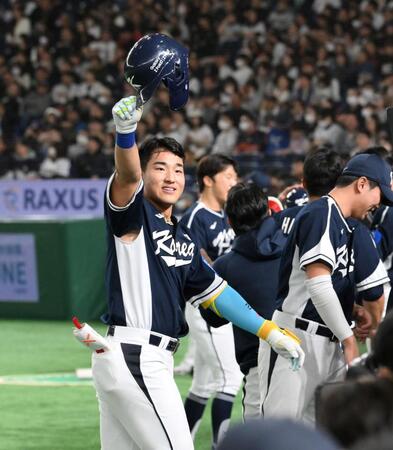 　４回、先制２ランを放ち、スタンドに応える安賢民（撮影・伊藤笙子）