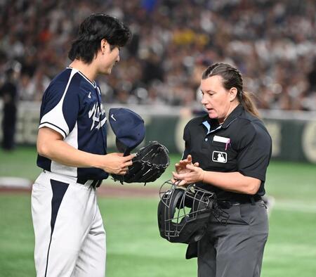 　１回を終え、韓国・郭彬（左）をチェックする球審のジェン・パウォルさん