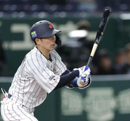 　８回、右前適時打を放つ若月（撮影・西岡正）