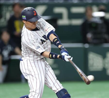 　４回、左越えに二塁打を放つ中村（撮影・西岡正）