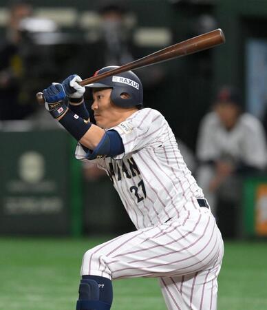 　４回、左線へ二塁打を放つ中村（撮影・伊藤笙子）