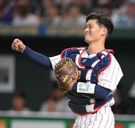 　２回、盧施煥を捕邪飛に抑え、曽谷に笑顔を向ける坂本（撮影・伊藤笙子）