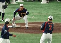 　シートノックで牧のボールを受ける森下（撮影・金田祐二）