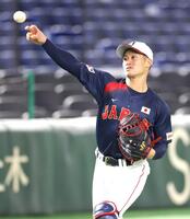 　キャッチボールする坂本（撮影・西岡正）