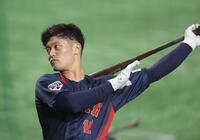 　ティー打撃を行う坂本（撮影・西岡正）