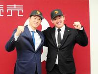 　巨人入りが決まり会見した北浦（右）と板東