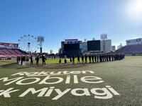 　快晴の下、秋季練習を打ち上げた楽天