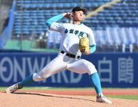 　６回、３番手で登板した山梨学院・菰田陽生（撮影・佐藤厚）