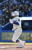 　２回、石原悠資郎は右中間に本塁打を放つ（撮影・佐藤厚）