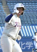 　２回、石原悠資郎は右中間に本塁打を放ち、笑顔を見せる（撮影・佐藤厚）