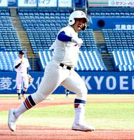 　２回、石原悠資郎は右中間に本塁打を放ち、笑顔を見せる（撮影・佐藤厚）