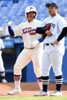 　５回、石原悠資郎は左前適時打を放ち、ガッツポーズする（撮影・佐藤厚）