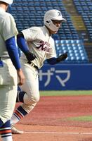 　４回、井本康太は右越えに２ランを放つ（撮影・佐藤厚）