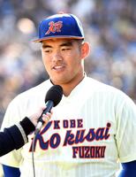 　ヒーローインタビューを受ける神戸国際大付・石原悠資郎（撮影・佐藤厚）